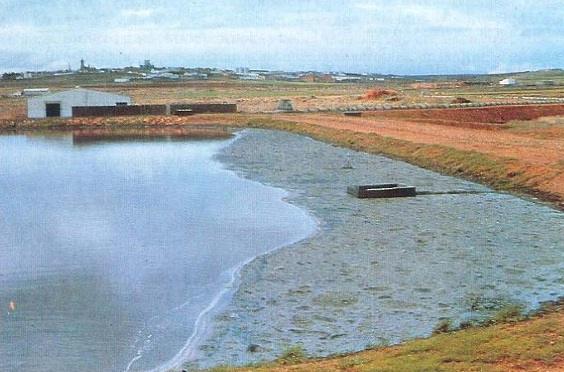 Laguna anaerobia utilizada para el tratamiento de aguas residuales
